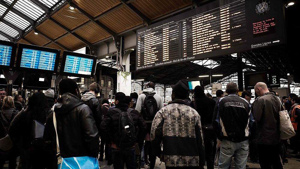 Endloses Warten ist auf Frankreichs Bahnhöfen auch über die Feiertage hinweg angesagt