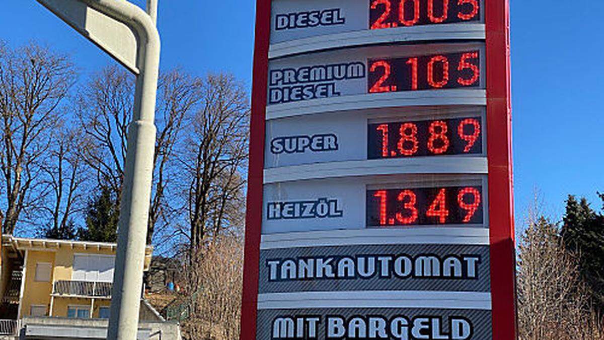 Der Dieselliter kostet bei zahlreichen Tankstellen in Villach mittlerweile über zwei Euro