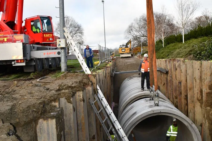 Heuer werden 500 Meter von den riesigen Betonrohren verbaut.