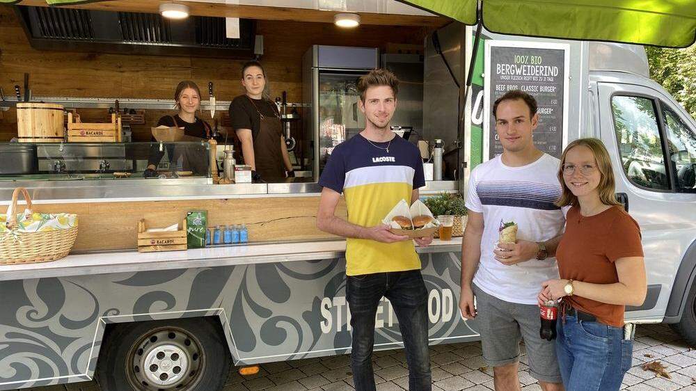 Tobias, Florian und Hanna aus Spittal lassen sich das Street Food schmecken