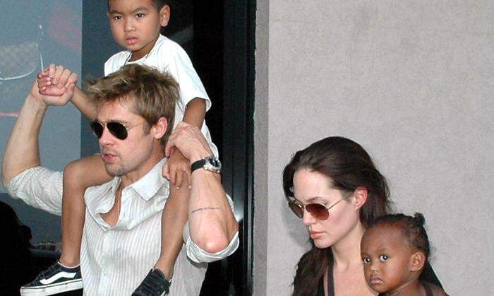Brad Pitt, Angelina Jolie mit den Kindern Maddox und Zahara