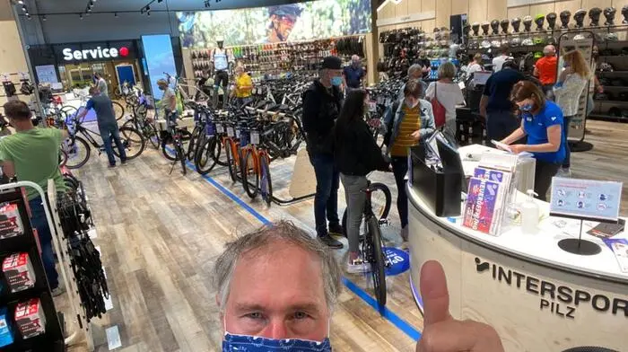 Geschäftsführer Bernhard Pilz hieß die Kunden in der neuen Filiale willkommen. Klicken Sie sich durch die Bilder!