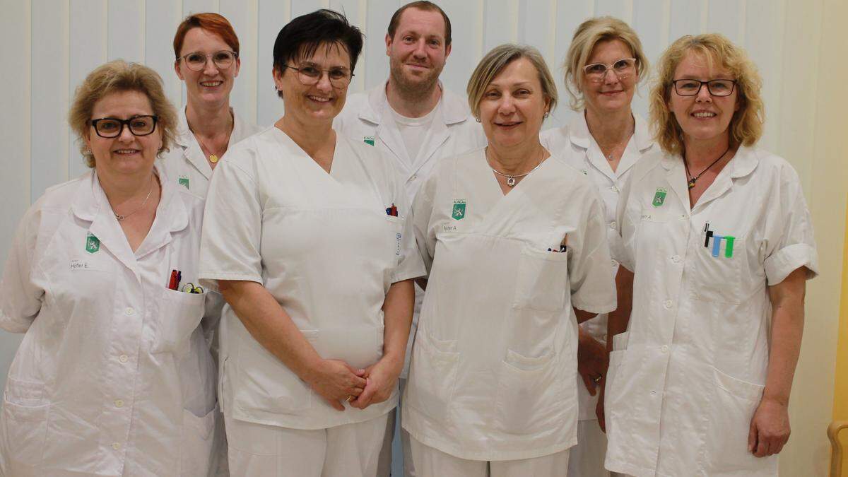 Das Team: Katrin Egger-Gößler, Robert Gößler-Trampus, Anni Kröpfl (hinten). Erna Höfler, Beate Ruprechter, Annemarie Reicher, Anita Scherr (vorne)