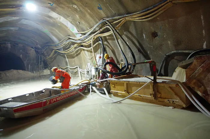 Sogar ein Feuerwehrboot wird im Tunnel eingesetzt.