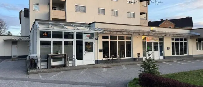 Außensicht auf ein geschlossenes Lokal, daneben befindet sich ein leerstehendes Geschäftslokal