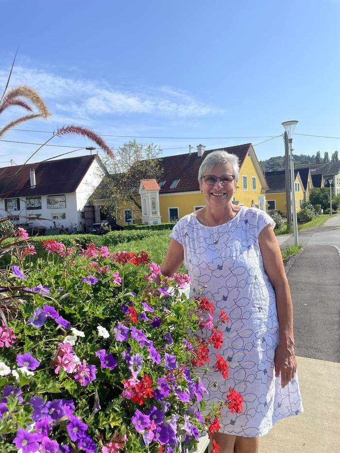 Ein Hobby von Maria Fink ist es, sich um die Blumen an der Brücke Richtung Neustift bei Sebersdorf zu kümmern