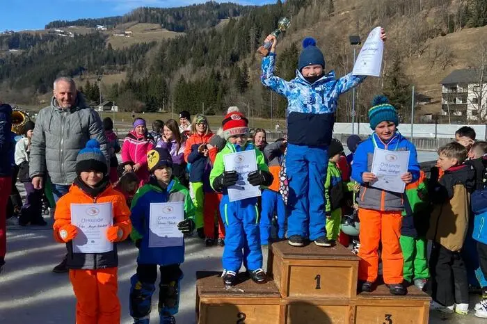Der Höhepunkt der Wintersporttage war das Abschlussrennen, gefolgt von einer feierlichen Siegerehrung. Auch das gesamte Lehrerkollegium war während dieser drei Tage mit vollem Einsatz dabei.