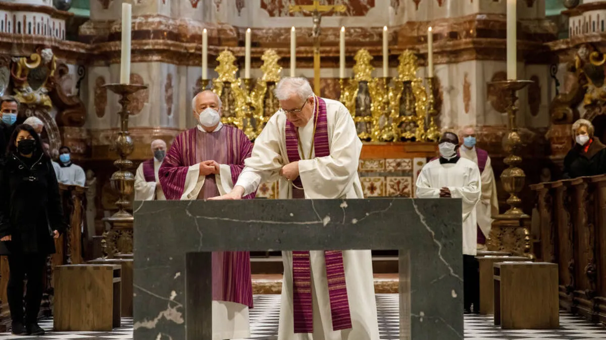 Dompropst Heinrich Schnuderl nahm die Altarweihe vor