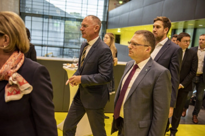 Sowie August Wöginger, Klubchef der Bundes-VP.