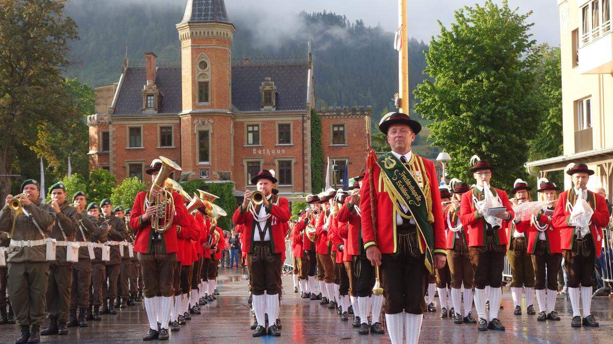 Marsch und Musik mit Kapellen aus Österreich am Wetzlarer Platz vor dem Schladminger Rathaus beim &quot;Mid Europe&quot; 2019