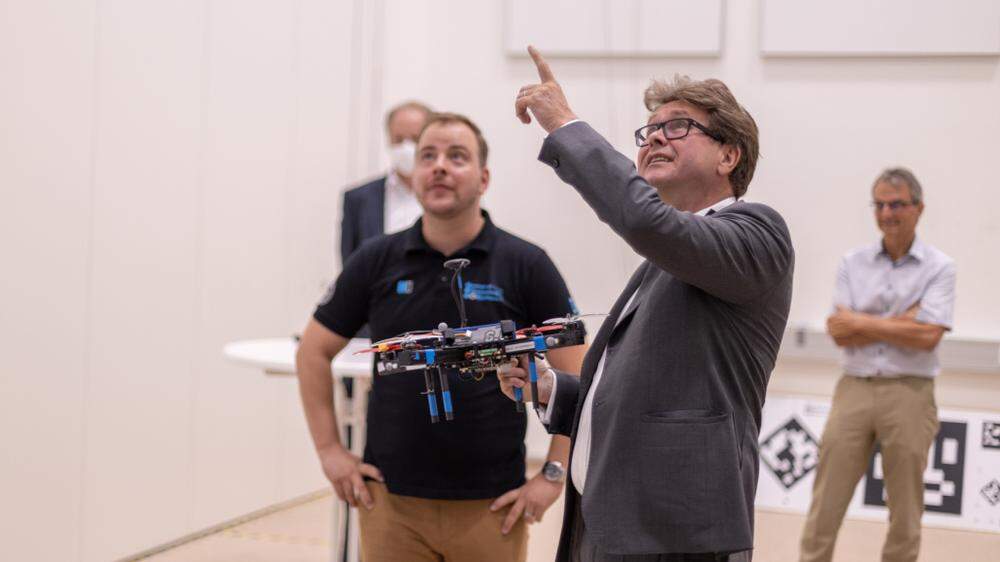 Besuch von Bundesminister Martin Polaschek in der Drohnenhalle