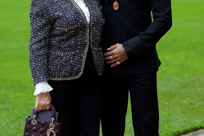 Hamilton strahlte nach dem festlichen Akt, zu dem er von seiner Mutter begleitet wurde.