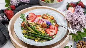 Bunter Quinoa Salat für die Spargelzeit