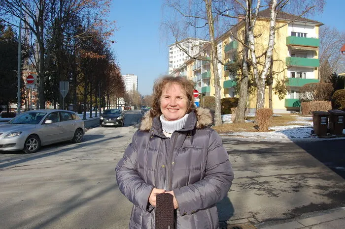 Roswitha Schmalhart: "Mein Anliegen ist Messendorfberg. Ich habe schon alles versucht, aber es rührt sich nichts. Viele nutzen die Straße als Schleichweg und fahren viel zu schnell. Durch den starken Verkehr kann man fast nicht mehr zu Fuß gehen. Früher gab es ein Wochenendfahrverbot, damit die Familien den Bereich nutzen können, das geht jetzt nicht mehr. Außerdem ist die Straße in schlechtem Zustand und es fehlt ein Gehsteig und eine Beleuchtung, für Radfahrer ist das gefährlich. Schön ist, dass es jetzt ein 'Naturfenster' gibt, dass uns einen tollen Ausblick auf die Stadt bietet."