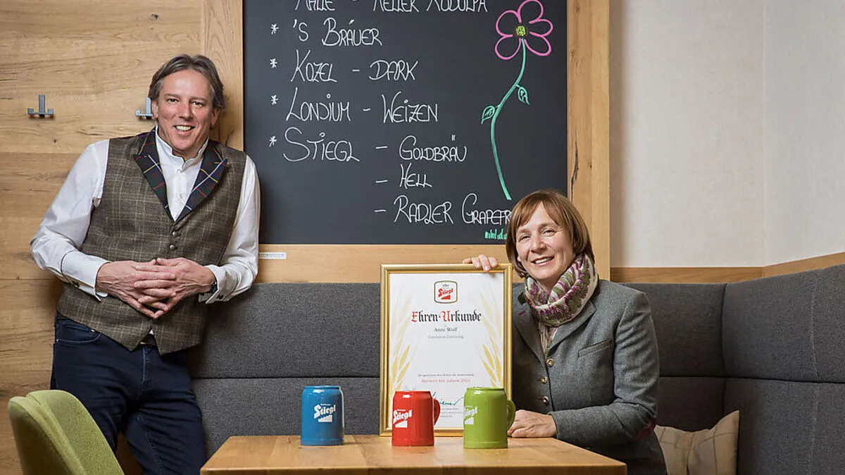Kärntens Bierwirtin Anni Wolf vom Gasthof Gatternig mit Alfred Thaler (Stiegl)