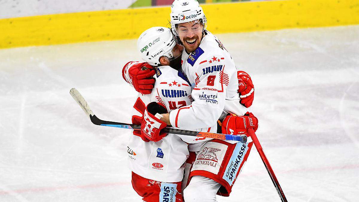 Nick Petersen freut sich mit Rok Ticar, dass sie kommende Saison gemeinsam wieder den KAC-Dress tragen werden