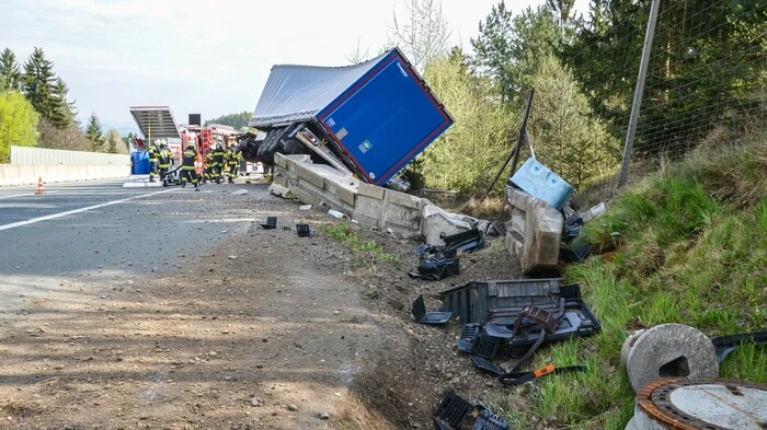 Spektakulärer Unfall am Samstag endete für den Lenker glimpflich. Herausfordernde Bergungsarbeiten für die Feuerwehr. Südautobahn war zwischendurch gesperrt.