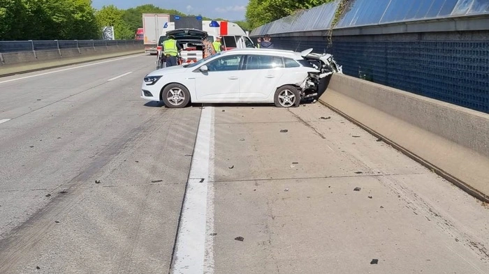 Bei einem Auffahrunfall auf der A 2 wurden am Mittwochmorgen zwei Personen leicht verletzt