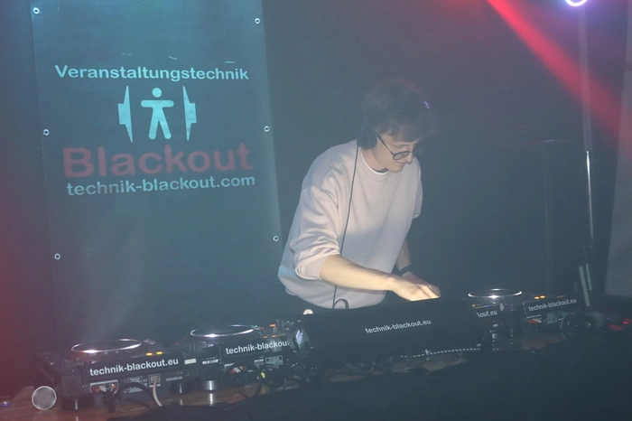 DJ Potter von Veranstaltungstechnik Blackout gab in der Disco Vollgas.