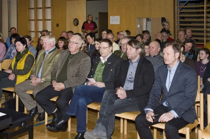 Das Festprogramm enthielt Beiträge vom Schulchor, aufgeführt wurden außerdem der Märchensketch Aschenputtel, das Theater „Der Ritter von der süßlichen Gewalt“ und ein Rap