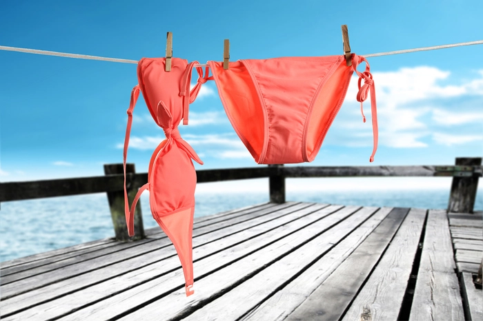 Ein Klassiker der vergessenen Kleidungsstücke: Badebekleidung bleibt häufig beim Trocknen auf der Terrasse oder dem Balkon zurück. Die Erinnerung daran kommt spätestens daheim beim Packen der Tasche für das Freibad.