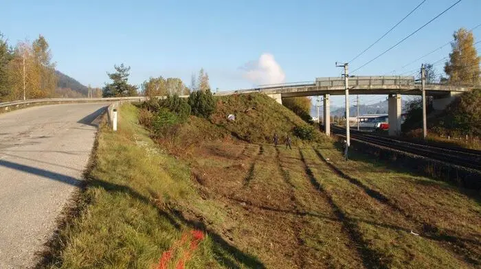 Der Unfall geschah Samstagabend um 20.30 Uhr in Glandorf. Ein 29-Jähriger kam mit dem Pkw in einer Linkskurve rechts von der Blintendorfer Gemeindestraße ab. Der Wagen überschlug sich mehrmals und katapultierte bei einem Erdwall 20 Meter in die Luft.