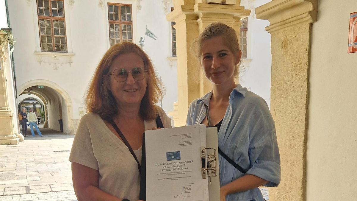 Obfrau Sonja Witsch und Spielerin Katharina Witsch bei der Übergabe der Petition