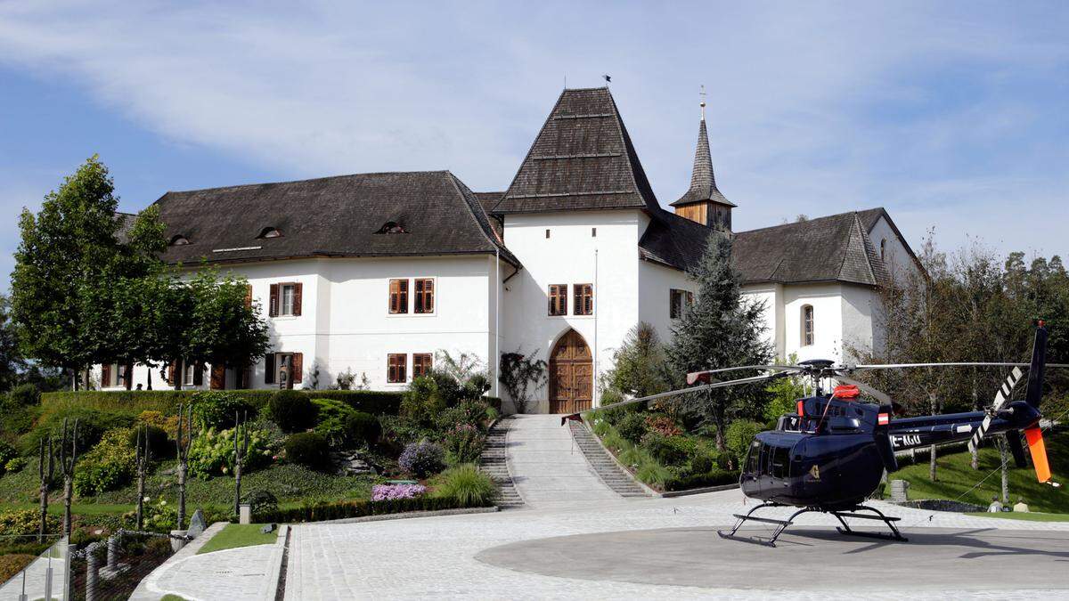 Walter Mosser bekommt für sein Schloss Seltenheim eine Zivilflugplatz-Bewilligung