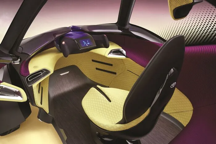 Weitere Knöpfe oder Tasten gibt es genauso wenig wie eine klassische Instrumententafel. Im manuellen Modus versorgt ein Head-up-Display den Fahrer mit den nötigen Informationen, Multimedia und Infotainment werden mit der Stimme gesteuert.