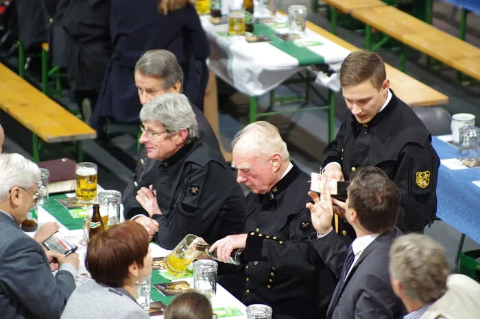 Kein Wunder, schließlich unterzogen sich 280 Studierende diesem traditionellen Ritual, bei dem sie über das sogenannte „Arschleder“ springen, nachdem sie ein Seidel Gösser hinuntergekippt haben.