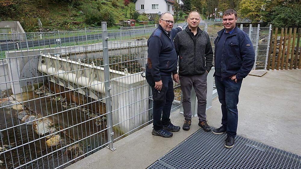 Die Kraftwerksbetreiber Robert Zotter, Alfred Sumann und Martin Fritz-Zotter vor dem Wassereinlauf in Festenburg
