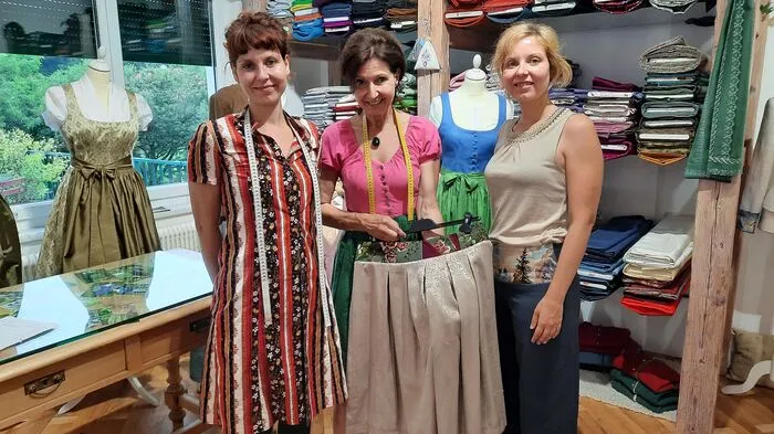 Viktoria Pirchheim, Elisabeth Pirchheim-Reifhofer und Lilly Rothenhäusler in der Trachtenschmiede in Puch bei Weiz.