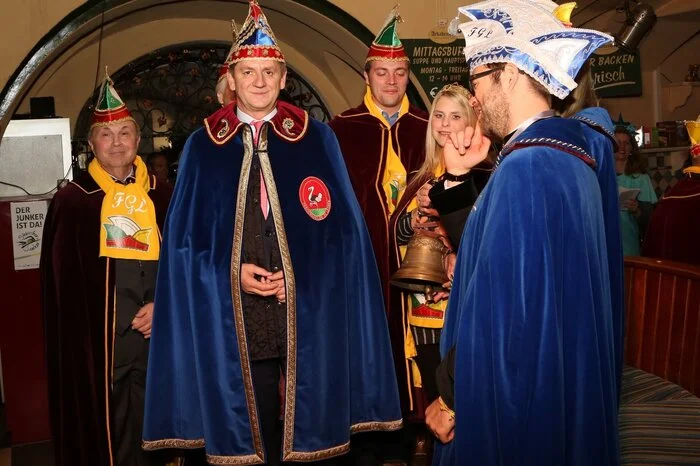 Um 11:11 Uhr war es dann soweit: Die Glocke läutete zum traditionellen Faschingsbeginn.