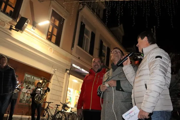 ... und Bürgermeister Erwin Eggenreich durfte die Weihnachtsbeleuchtung rund um den Südtiroler Platz einschalten.
