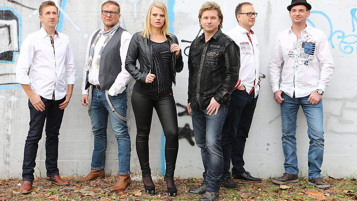 Die Band &quot;Austria4You&quot; rund um Sänger und Komponist Franky Wild (3. von rechts) 