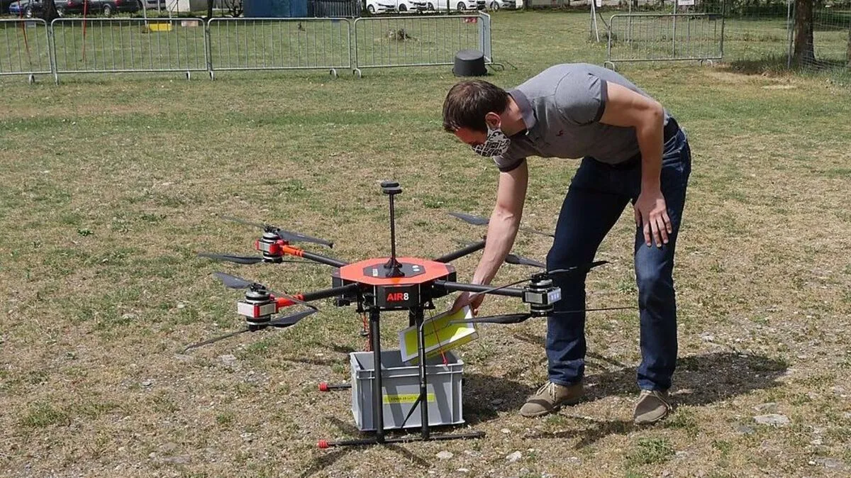 Das testkit kommt in eine Box und wird ohne direkten Kontakt mit der Drohne geliefert