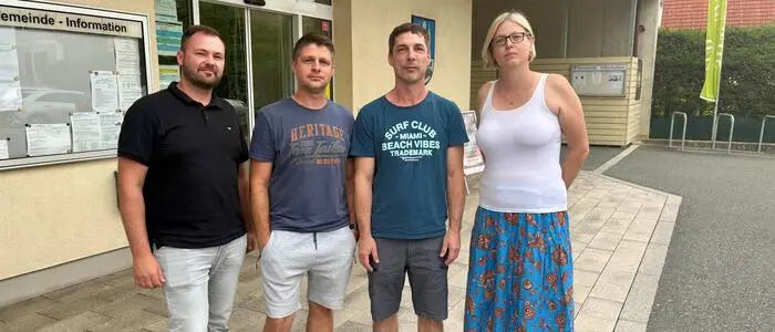 Andrei Satmari, selbst Vater und Sprecher der Initiative, mit den drei weiteren betroffenen Eltern Robert Smilkovic, Alfred Freisinger und Elisabeth Schauer vor dem Gemeindeamt in St. Veit in der Südsteiermark