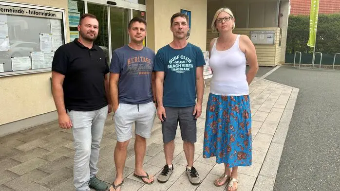 Andrei Satmari, selbst Vater und Sprecher der Initiative, mit den drei weiteren betroffenen Eltern Robert Smilkovic, Alfred Freisinger und Elisabeth Schauer vor dem Gemeindeamt in St. Veit in der Südsteiermark