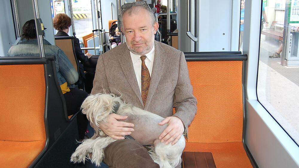 Jetzt ist alles wieder gut: Peter Koch mit seinem Hund in der Bim