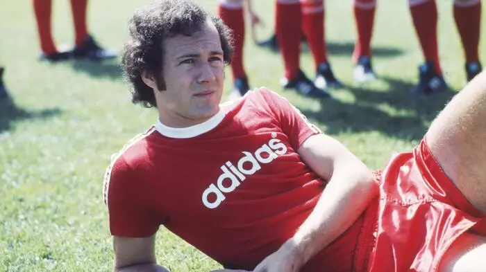 Beckenbauer prägte die bis heute erfolgreichste Ära des deutschen Fußballs. Neben Triumphen bei Europa- und Weltmeisterschaften führte er den FC Bayern zwischen 1975 und 1977 als Kapitän und Abwehrchef zu drei aufeinanderfolgenden Titeln im Europapokal der Landesmeister, heute besser bekannt als Champions League.