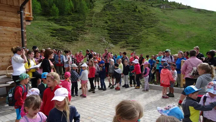 Unter anderem bei der Wieserhütte im Seetal auf dem Goldeck machte der singende Kindergarten Station.