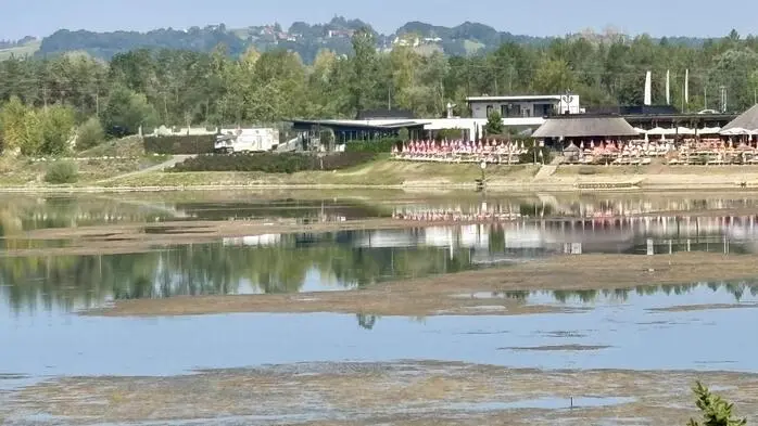 Blick über den Aldriansee zum Restaurant- und Veranstaltungsbetrieb „Ankerpunkt“ am gegenüberliegenden Ufer. Hier wird der heuer stark abgesunkene Wasserstand besonders deutlich