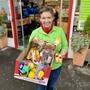 Birgit Rodler mit einem ihrer „Einkaufswaren-Sackerln“: „Es geht um die Wertschätzung den Lebensmitteln gegenüber“