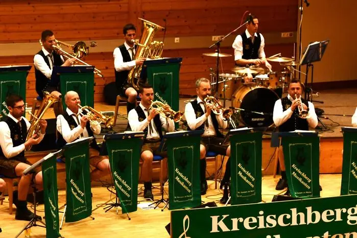 Andreas Seidl ist Leiter dieser bekannten Musikgruppe, er freute sich auch Bürgermeister Patrick Weilharter, Vizebgm. Alexander Feiel, Bezirksobmann des Blasmusikverbandes Klaus Hösele sowie seinen Lehrherrn Karl Hager begrüßen zu dürfen. 