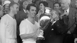 José Santamaría (links) mit Real-Kapitän Zarraga nach dem Gewinn des Europacups der Landesmeister 1959