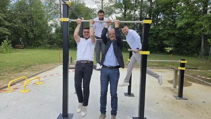 An den Geräten schon ausprobiert haben sich ÖVP-Gemeinderat Patrick Schwarhofer, Barzflex-Geschäftsführer Florian Schachner, Bürgermeister Johann Kaufmann und Projektverantwortlicher von Barzflex Stefan Wisinger-Höfer  (v. l.)