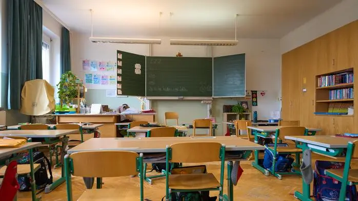 Die Tische kommen in die neue Schule mit