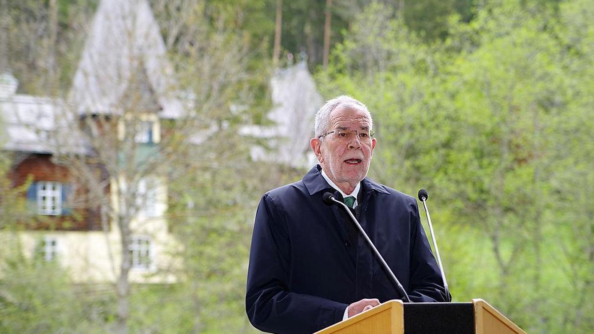 Alexander Van der Bellen vor "seinem" Jagdschloss in Mürzsteg