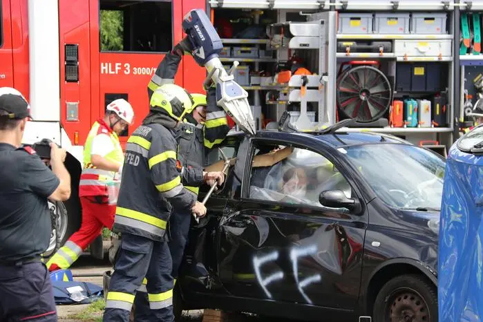 Auch für die jüngsten Gäste wurde einiges geboten. Ein abwechslungsreiches Kinderprogramm sorgte für Unterhaltung und ermöglichte es, die Feuerwehr kennenzulernen. Für das leibliche Wohl war ebenfalls bestens gesorgt.