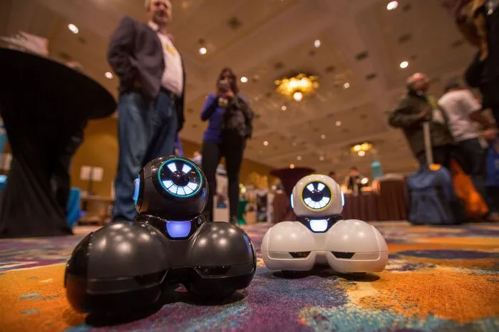 Die kleinen kugelnigen Roboter der Firma Wonder Workshop sollen Kinder im Kindergartenalter zum Programmieren animieren.